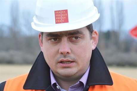 Petr Dolínek na beznové prohlídce pokozených kabel v tunelu Blanka.