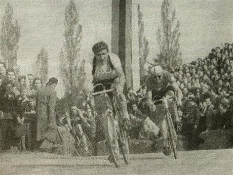 Cyklista Jan Veselý na archivním novinovém snímku