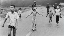 Na fotografii z 8. ervna 1972 b devtilet Kim Phuc v obklopen svch...
