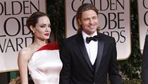 Angelina Jolie zvolila blou satnovou rbu s akcentem erven na ivtku z...