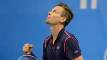 Je to tam! Tom Berdych se raduje ze zisku prvn sady.