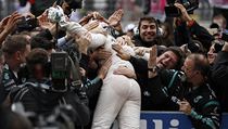 Lewis Hamilton se raduje s leny svho tmu.