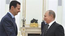 Stvrzen partnerstv. Vladimir Putin pots rukou Baru Asadovi.