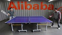 Zamstnanci gigantu Alibaba relaxuj pingpongovm zpasem (sdlo firmy v...