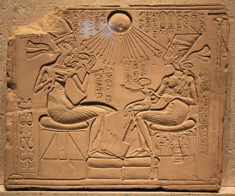 Stélka zachycující Achnatona a Nefertiti ve chvíli odpočinku s dcerami.