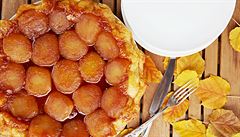 Jablka a slan karamel. Tarte Tatin je francouzsk kol postaven na hlavu