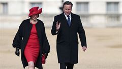 Premiér David Cameron a ministryn vnitra Theresa Mayová po ceremonii odchází.