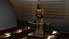 Dvná socha inspirovaná buddhismem, jedním z hlavních mylenkových proud...
