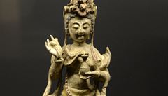 Na snímku je devná skulptura pedstavující bódhisattvu soucitu Kuan-jin z...