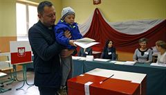 V Polsku začaly volby. Po 8 letech možná skončí vláda strany Donalda Tuska