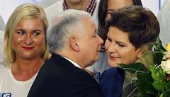 Lídr polské opoziní strany Právo a Justice Jaroslaw Kaczynski dává polibek...