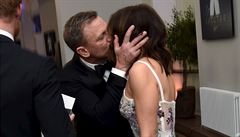 Daniel Craig vítá na premiée svou enu Rachel Weiszovou.