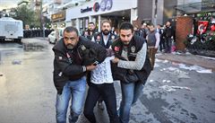 Slzný plyn a vodní děla: Turecká policie obsadila sídlo opoziční mediální firmy