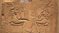 Stélka zachycující Achnatona a Nefertiti ve chvíli odpoinku s dcerami.