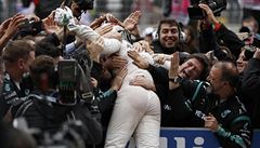 Lewis Hamilton se raduje s leny svého týmu.