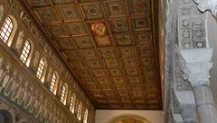 Ravenna. San Apollinare Nuovo, ran kesanská trojlodní bazilika bez...