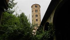 Ravenna. Zvonice u San Apollinare Nuovo, ran kesanské trojlodní baziliky...