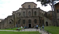 Ravenna. Chrám San Vitale je osmiboká centrální cihlová stavba.