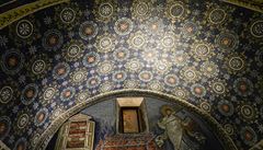 Ravenna. Mauzoleum Gally Placidie (kolem roku 430) s bohatou mozaikovou...