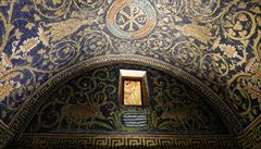 Ravenna. Mauzoleum Gally Placidie (kolem roku 430) s bohatou mozaikovou...