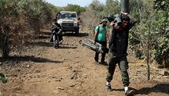 Vojáci opoziční Svobodné syrské armády se západně od Damašku připravují k boji...