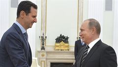 Stvrzení partnerství. Vladimir Putin potřásá rukou Bašáru Asadovi. | na serveru Lidovky.cz | aktuální zprávy