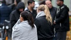 �okovaní studenti opou�t�jí budovu �koly.