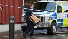 Policista nese ta�ku s d�kazy.