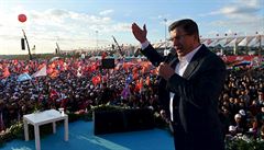Turecký premiér Davutoglu na pedvolebním mítinku strany AKP.