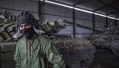 Proruský vzbouenec u tank samozvané Doncké lidové republiky (DLR).