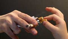 Na tabáku jsou závislé dva miliony Čechů, první cigaretu zkusí v deseti