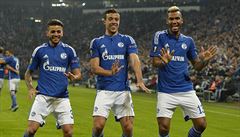 Fotbalisté Schalke oslavují vyrovnávací gól v utkání se Spartou.