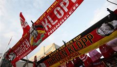 Nová éra, hlásají ály a vlajky s novým trenérem Liverpoolu Jürgenem Kloppem.