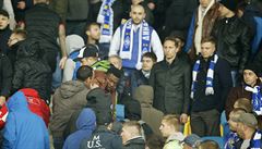 Fanouek erné pleti (uprosted) v potíích bhem utkání Kyjev-Chelsea.