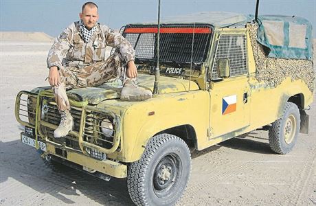 V jižním Iráku. Dušan Rovenský s vozidlem českých vojáků Land Rover Defender.