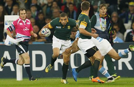 Hrdina JAR Bryan Habana proniká argenitnskou obranou.