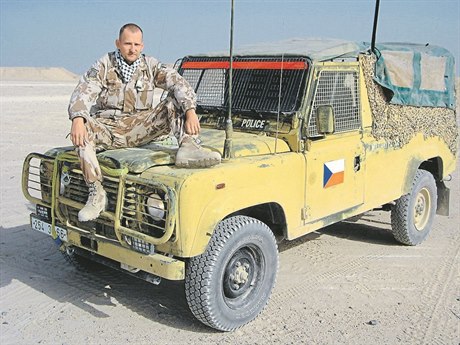 V jiním Iráku. Duan Rovenský s vozidlem eských voják Land Rover Defender.