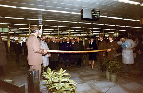 Provoz na lince B byl zahájen 2. listopadu roku 1985.