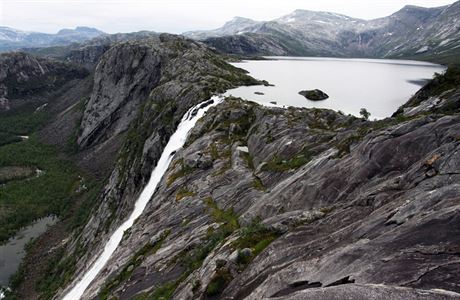 Jezero Litlverivatnet s vodopdem Litlverivassfossen