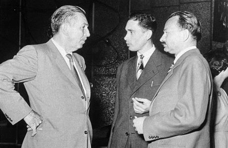 Alfréd Radok (vpravo) bhem setkání s Waltem Disneyem na Expu 1958.