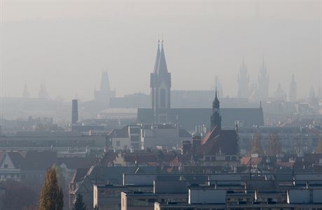 Praha se dusí smogem.