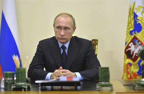 Vladimir Putin na jednání s ruským ministrem dopravy Maximem Sokolovem