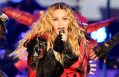 Madonna bhem vystoupení v O2 aren