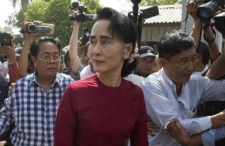 Su ij dorazila k hlasovací místnosti v Rangúnu v doprovodu bodyguard.