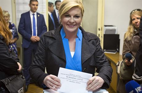 Chorvatská prezidentka Kolinda Grabarová Kitaroviová vhazuje volební lístek do...