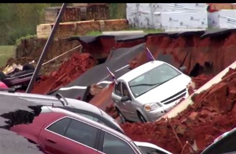 Obrovská díra v Mississippi pohltila dvanáct aut.
