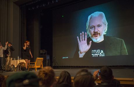 Julian Assange zdrav divky na MFDF Jihlava.