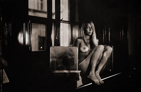 Karel Richtr: fotografie z vstavy Women: Scenes in the library
