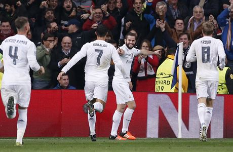 Fotbalisté Realu Madrid se radují z branky v utkání proti PSG.