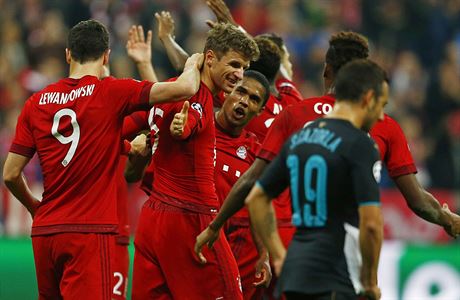 Fotbalisté Bayernu Mnichov se radují z gólu v zápase proti Arsenalu.